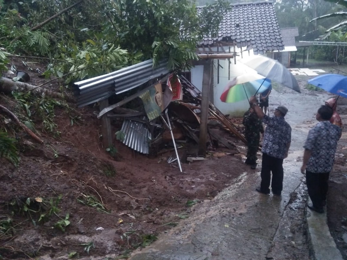 PENINJAUAN TANAH LONGSOR DI DESA KEMIRI