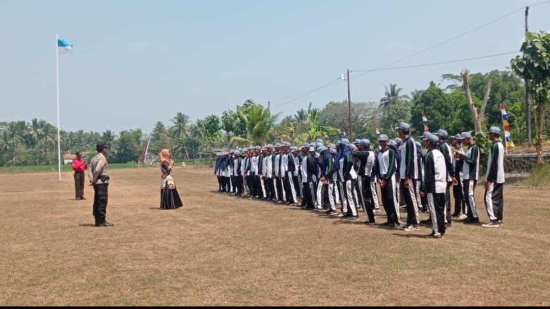 CAMAT GEBANG MONITORING LATIHAN PASKIBRA TINGKAT KECAMATAN GEBANG