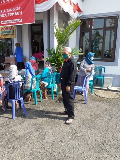 MEMANTAU VAKSINASI DI AULA KECAMATAN GEBANG