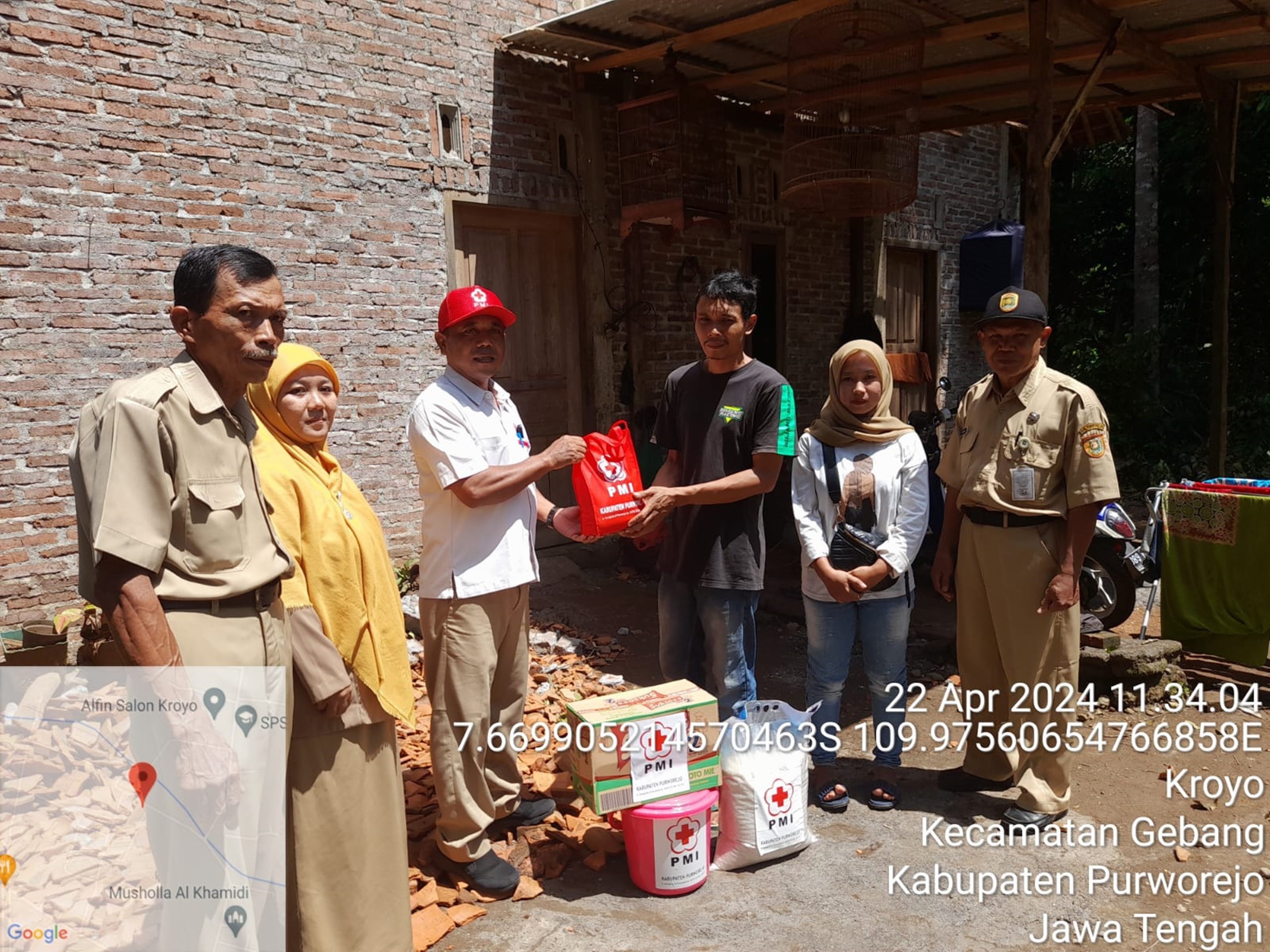 CAMAT GEBANG DAMPINGI TIM PMI PURWOREJO KE RUMAH WARGA YANG TERTIMPA POHON TUMBANG DI DESA KROYO