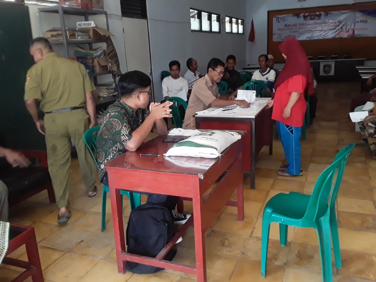 PENYALURAN BANTUAN BERAS CADANGAN PANGAN BULAN AGUSTUS DI KELURAHAN LUGOSOBO KECAMATAN GEBANG