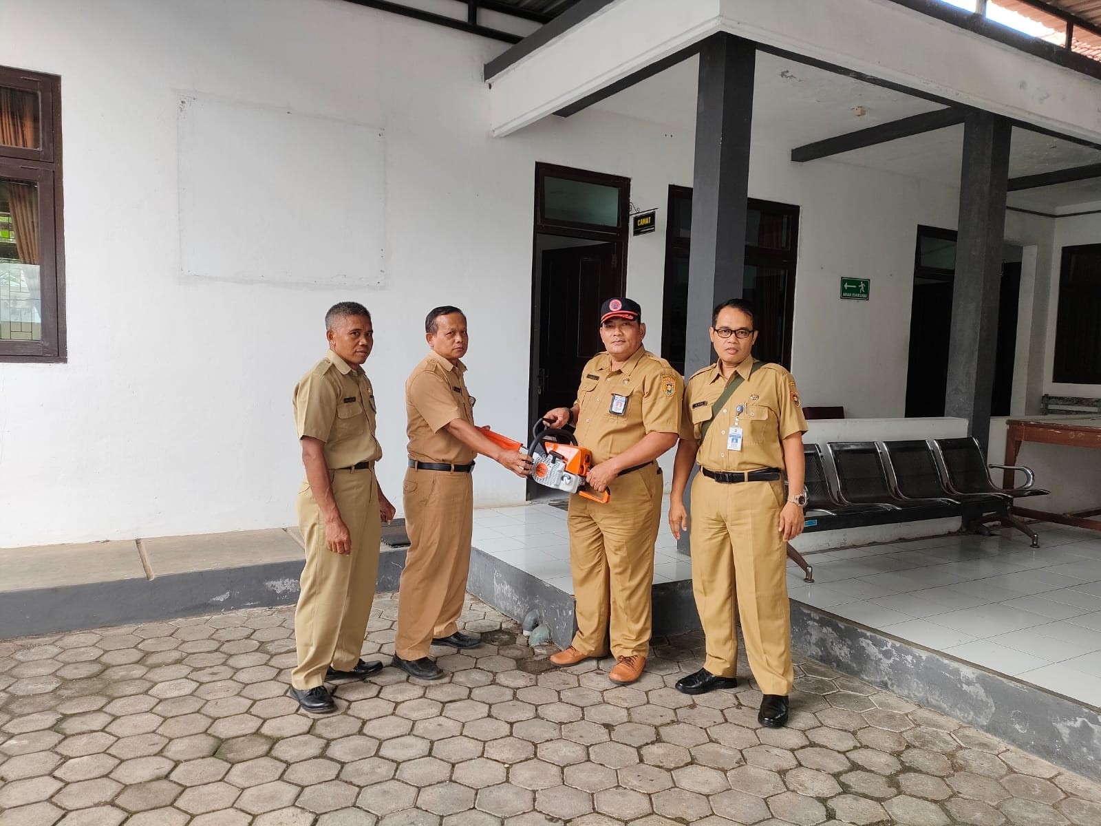 KECAMATAN GEBANG TERIMA BANTUAN GERGAJI MESIN DARI BPBD KABUPATEN PURWOREJO