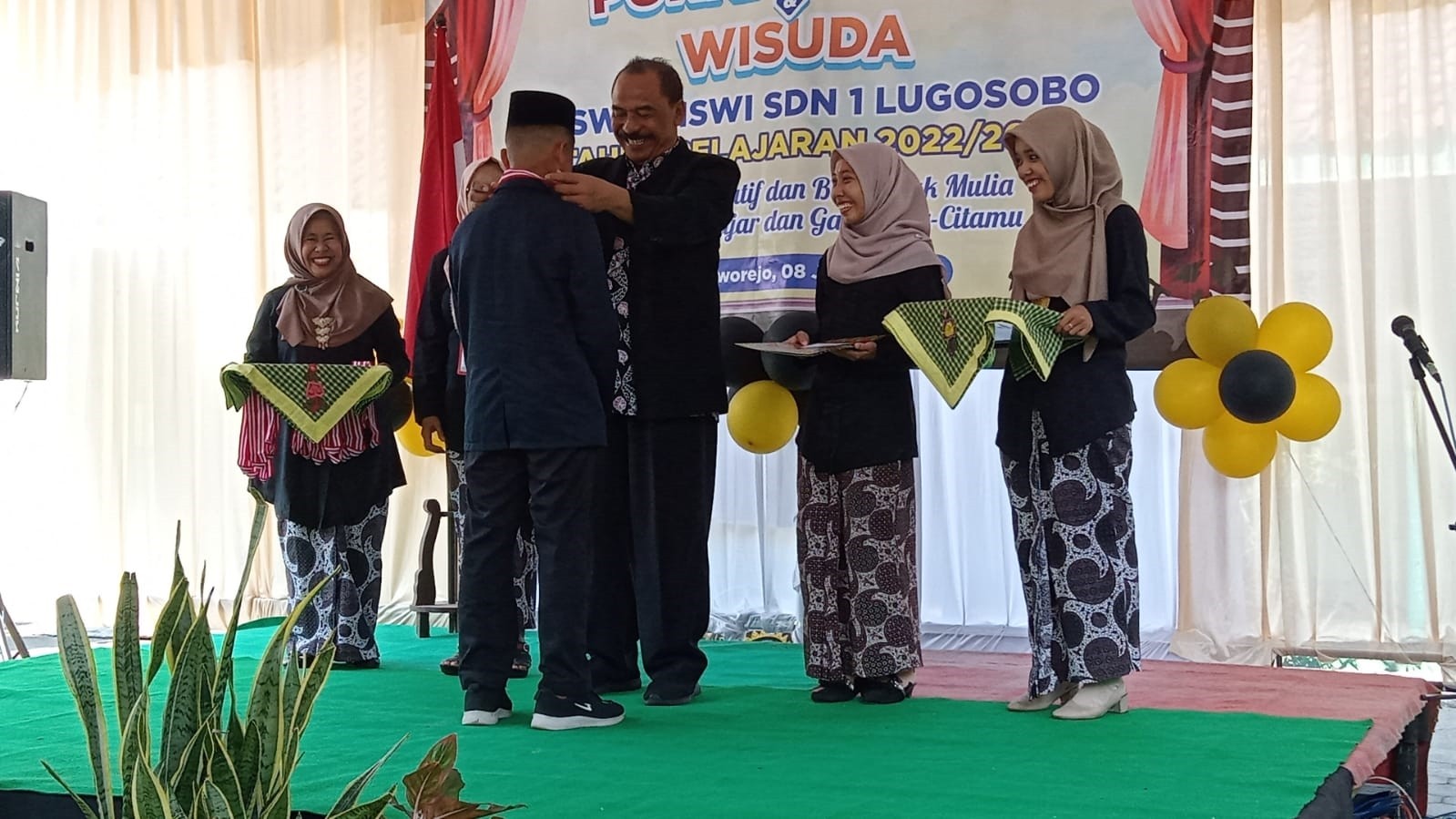 LURAH LUGOSOBO HADIRI PENGUMUMAN KELULUSAN DAN PERPISAHAN SDN 1 LUGOSOBO KECAMATAN GEBANG