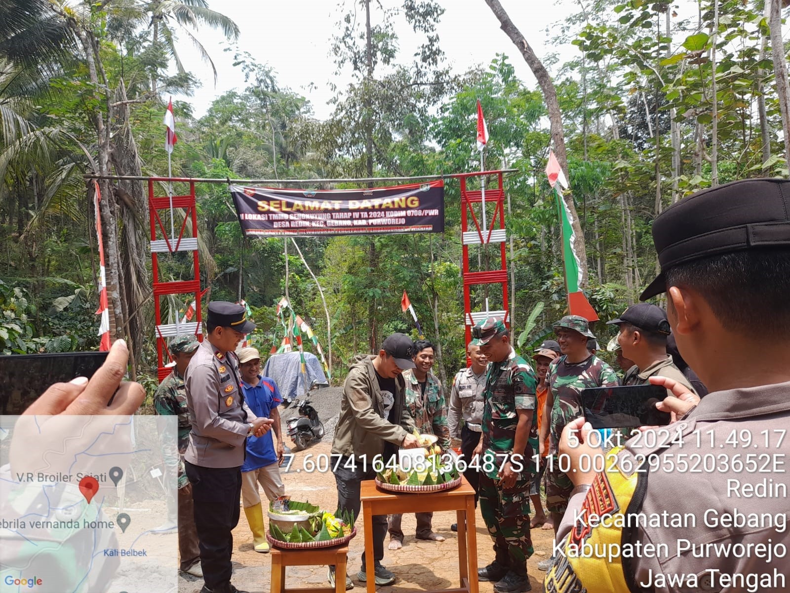 CAMAT GEBANG POTONG TUMPENG HARI ULANG TAHUN KE-79 TNI DI LOKASI TMMD DESA REDIN KECAMATAN GEBANG