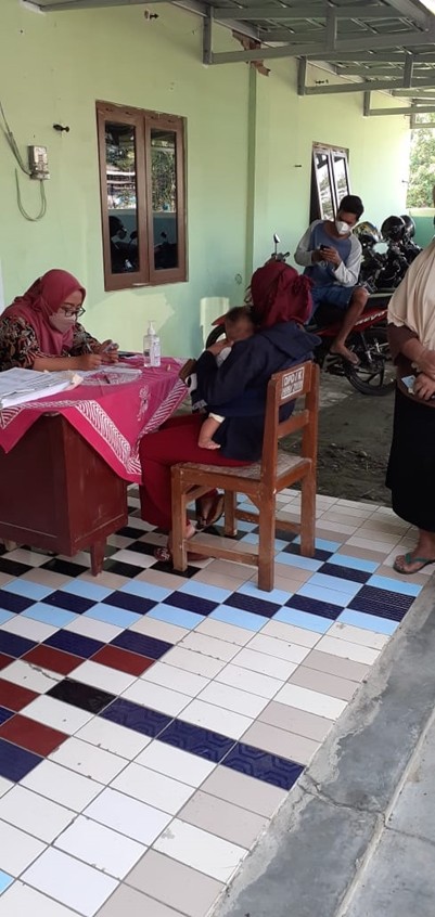 MEMANTAU PELAKSANAAN VAKSINASI COVID-19 DI DESA RENDENG