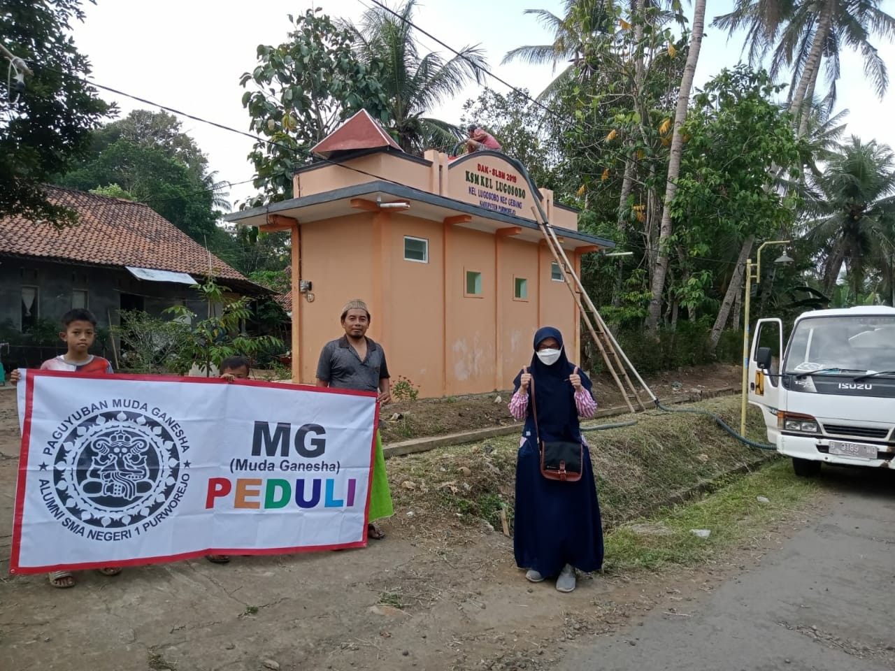 MENGALAMI KEKERINGAN, RT.001, RW.004 KELURAHAN LUGOSOBO MENDAPATKAN BANTUAN AIR BERSIH DARI PAGUYUBAN MUDA GANESHA