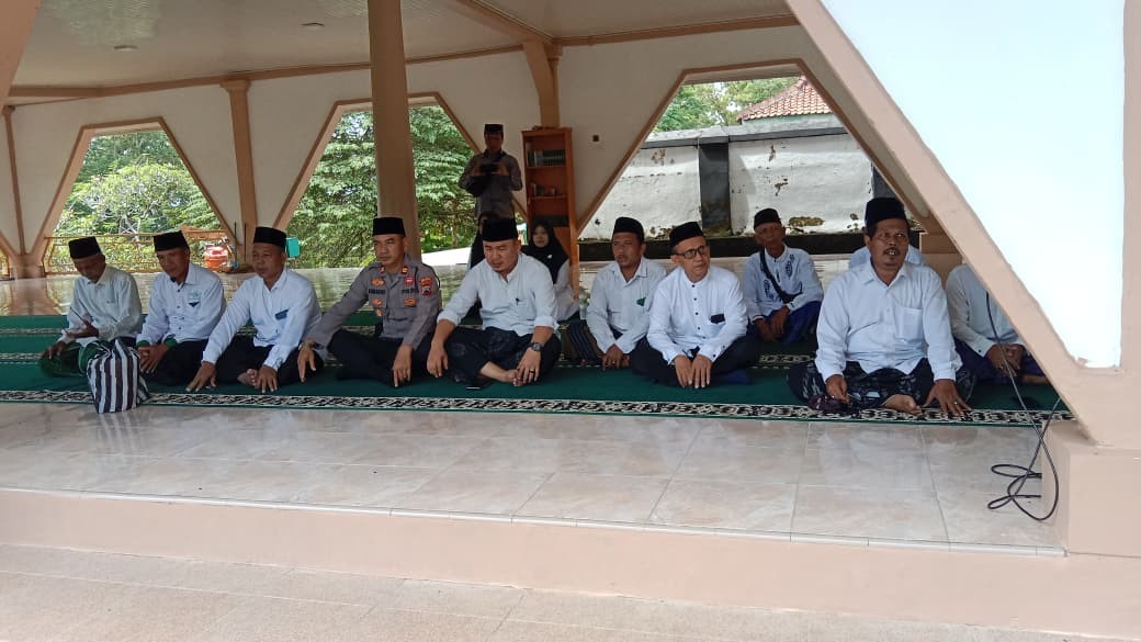 Camat Gebang Bersama Forkopimcam Laksanakan Do a dan Ziarah ke Makam KH. Zarkasy Chalwani, KH. Wan Hassan Ba bud, dan Para Kyai di Dusun Tirip dalam Rangka Hari Santri Nasional